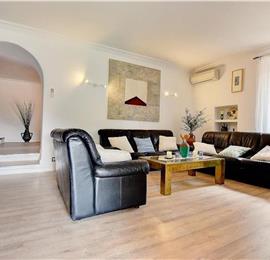 4 Bedroom Villa with Pool, near Pollensa, sleeps 8